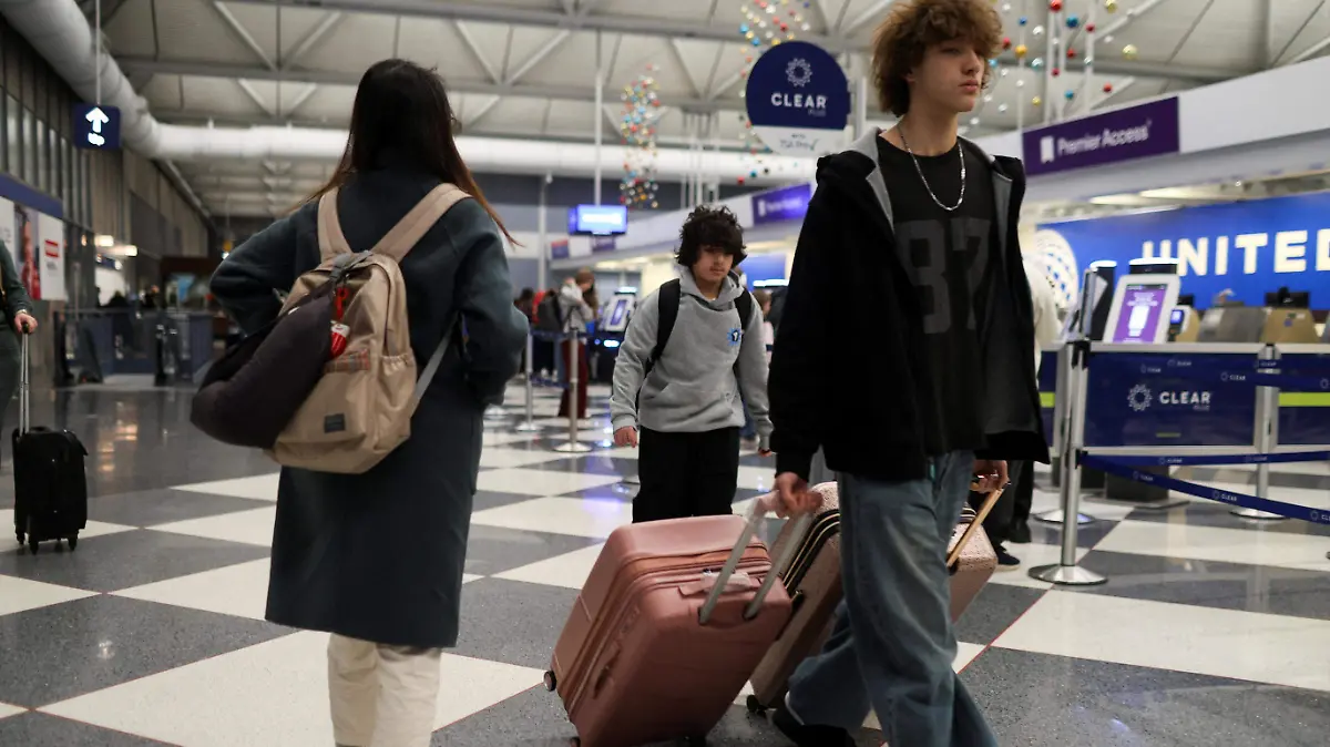 2026-03-30T063433Z_593787747_RC2B4IAQ30LQ_RTRMADP_3_IRAN-CRISIS-AIRLINES