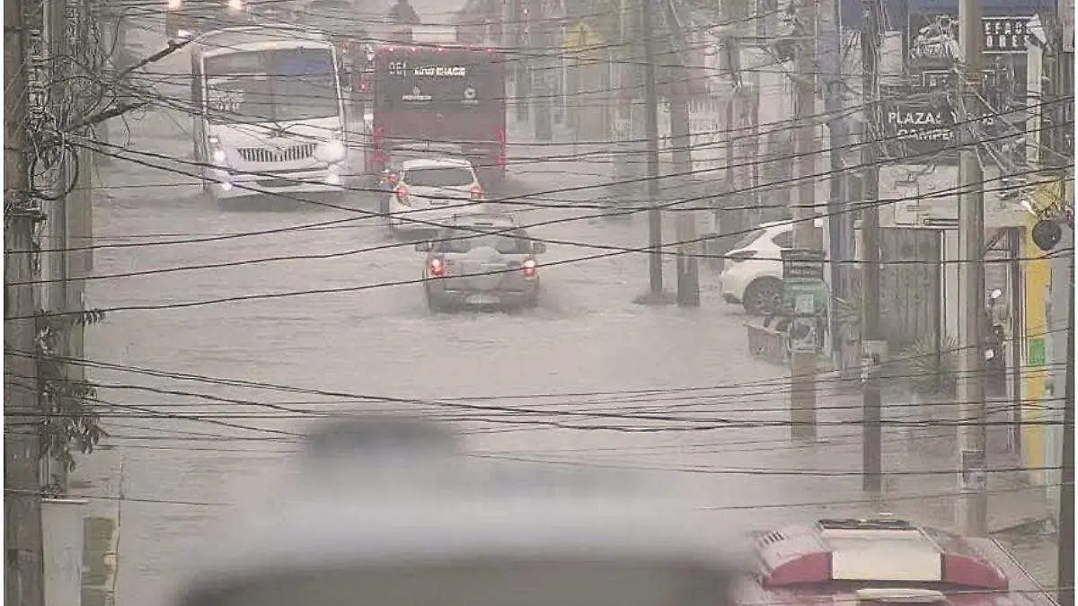 Tormentas anegan calles en Campeche