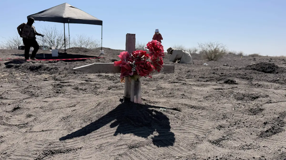 Juana Barraza planea sustituir la cruz de madera que colocó en el sitio donde fue hallada una parte de la columna de su hija Sandra Yadira, por una de metal y más grande, para honrar su memoria y la de todas las víctimas / Foto: Alberto Triana / El Sol de la Laguna