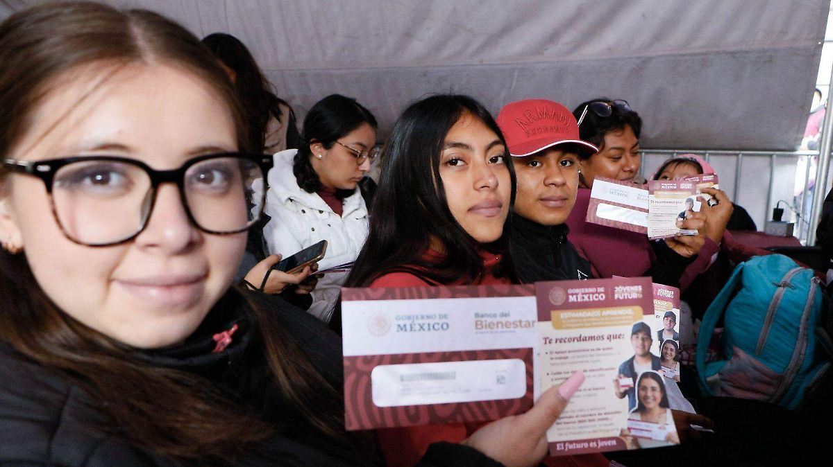 Programas sociales federales podrían compensar caída de remesas por control migratorio en EU