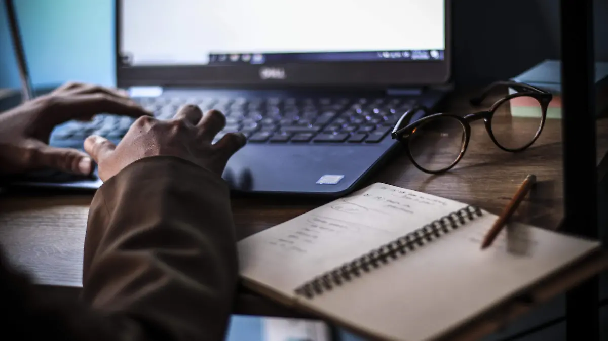 6151851-Oficinistas Computadoras trabajadores (31)