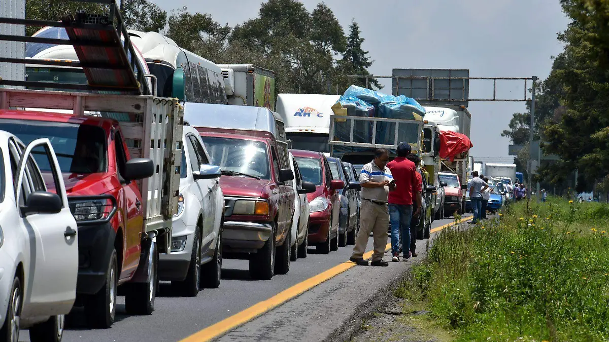 774573_Pirotécnicos bloquean carretera_web