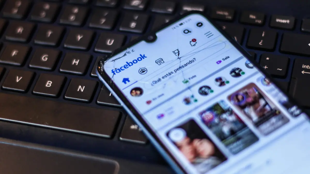 4575544-Facebook-Redes Sociales-Celular-Telefono-3