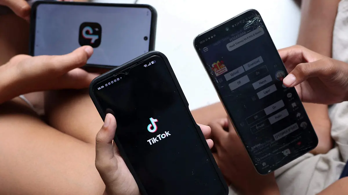 2026-03-28T033301Z_1320690606_RC2FDKAKIINY_RTRMADP_3_INDONESIA-SOCIALMEDIA