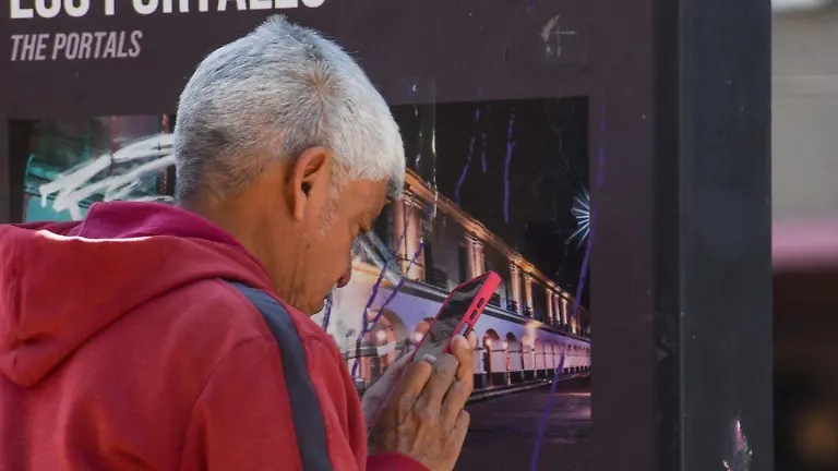 1066427_Uso de celular en la vida diaria_web