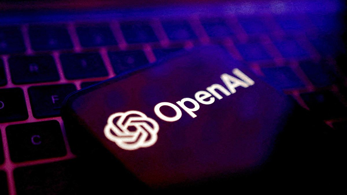ACUSAN A OpenAI DE ROBO MASIVO DE CONTENIDO