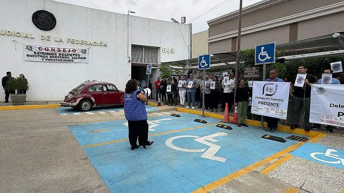 Protestan defensores de oficio