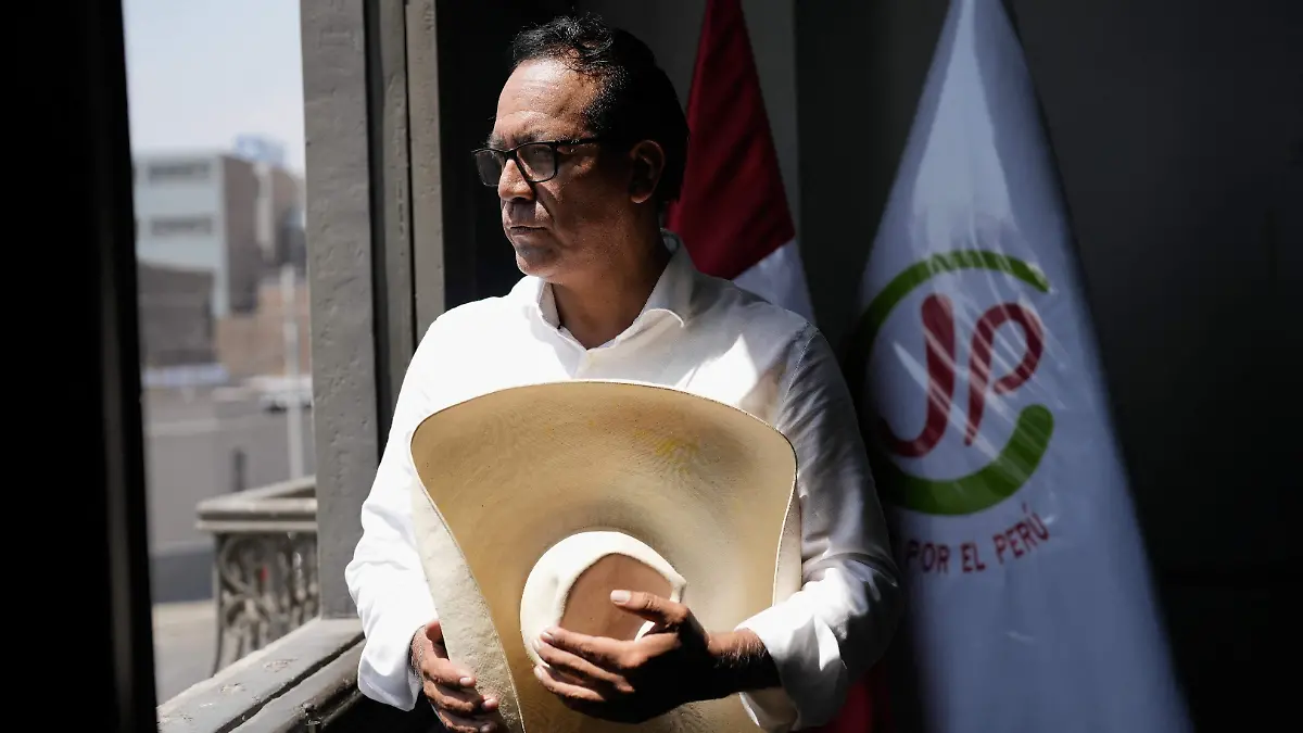 2026-04-10T235814Z_641851272_RC2IMKA9LP9S_RTRMADP_3_PERU-ELECTION-ROBERTO-SANCHEZ