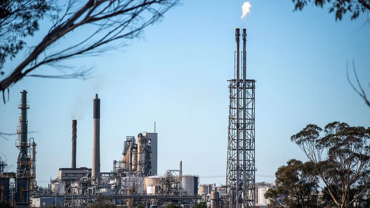 2026-04-16T003744Z_297508799_RC20QKA3M4KA_RTRMADP_3_AUSTRALIA-FIRE-REFINERY