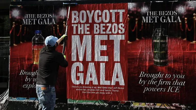 2026-04-15T145052Z_793805241_RC2QPKA0EO5E_RTRMADP_3_PEOPLE-BEZOS-PROTEST