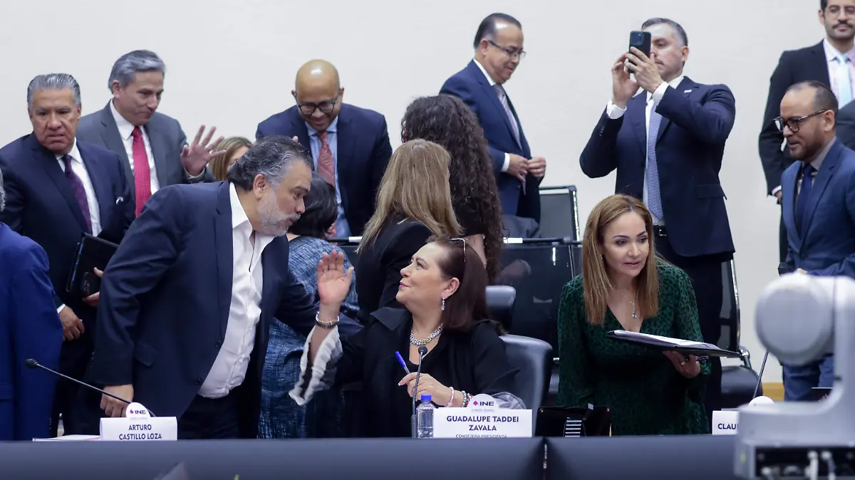 Blanca Yassahara Cruz García, Frida Denisse Gómez Puga, y Arturo Manuel Chávez López, tomaron protesta como nuevos consejeros del INE, durante sesión extraordinaria (1)