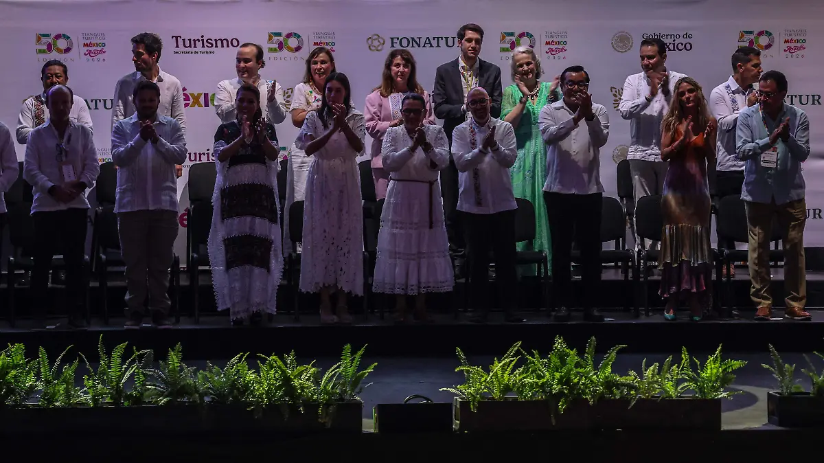 Se va la luz en inauguración del Tianguis Turístico 2026; funcionarios dan discursos con lámpara del celular