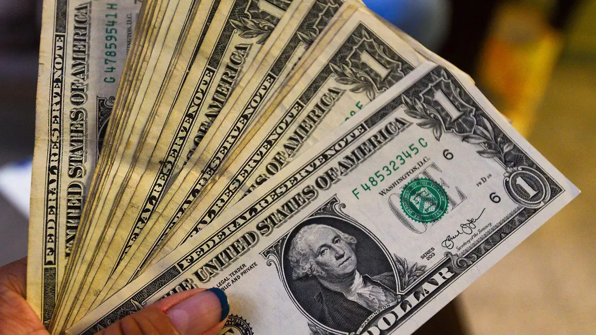 1038676_Precio del dólar baja_web