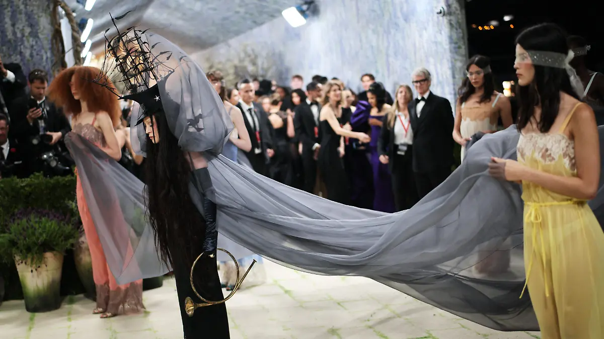 2026-05-05T003847Z_1657522175_HP1EM5501SLJH_RTRMADP_3_USA-MET-BALL
