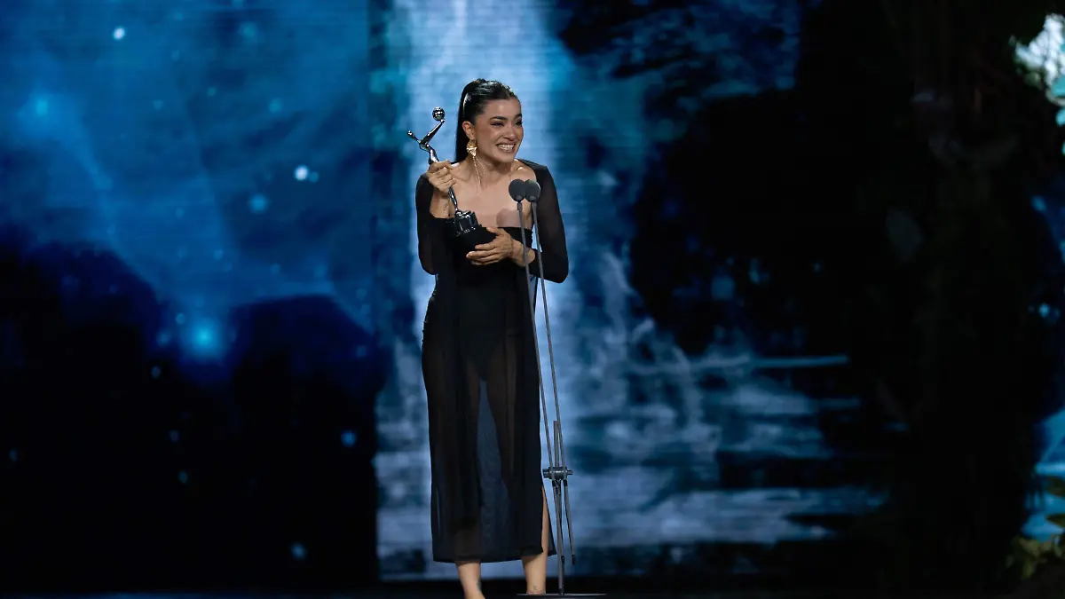 Gala_MejorInterpretaciónFemeninaenMiniserie_PaulinaGaitan_2