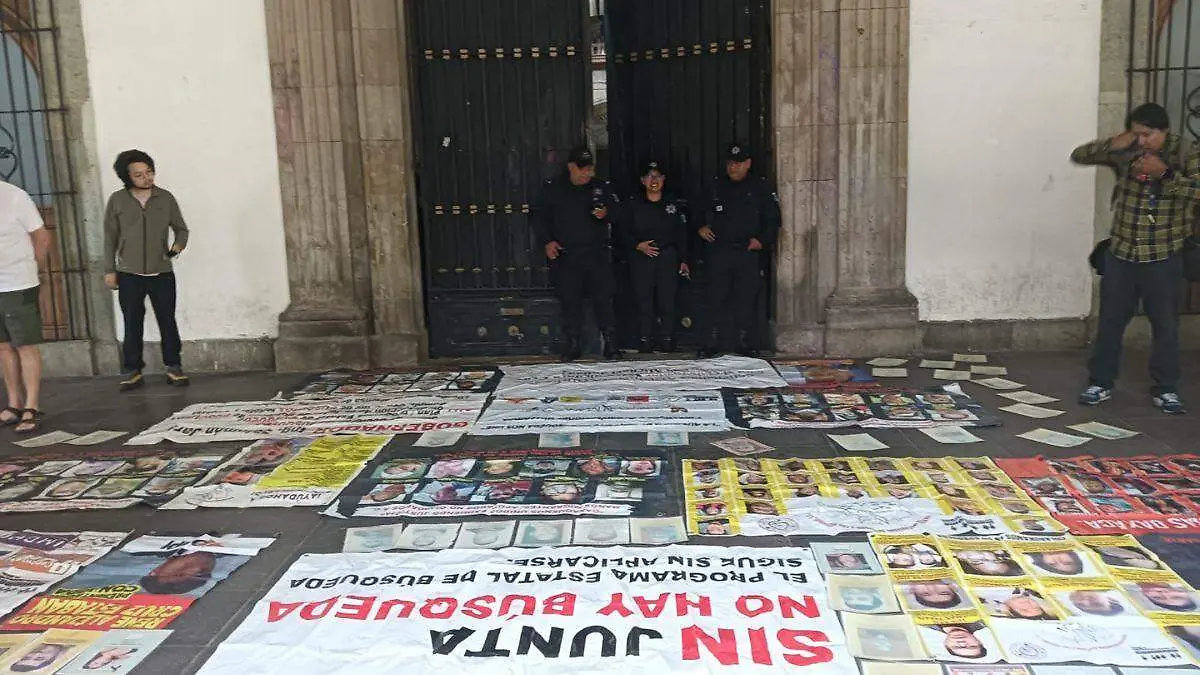 Madres buscadoras bloquean Palacio de Gobierno