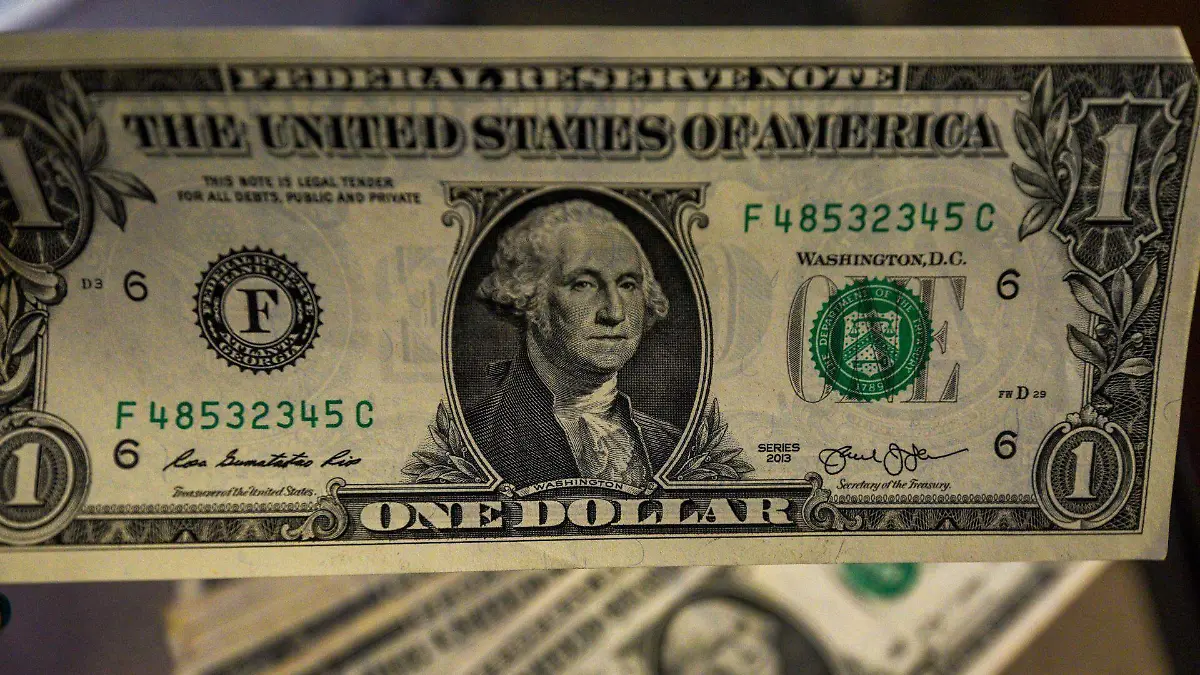 1038677_Precio del dólar baja_web