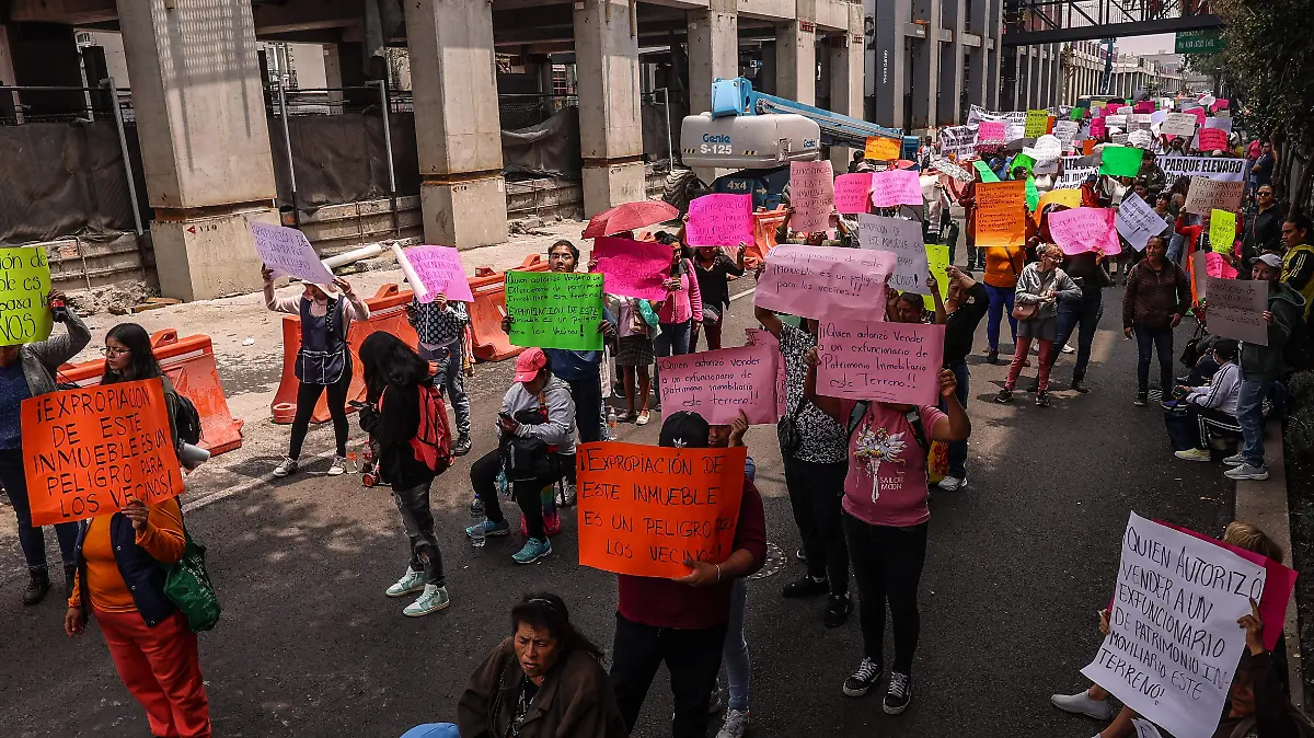 Vecinos Cierran San Antonio Abado por Edificio Colapsado-12