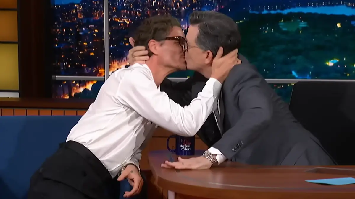Pedro Pascal y Stephen Colbert