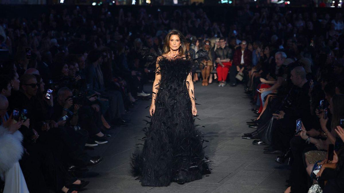 Gucci Show Shines: Paris Hilton, Cindy Crawford Dazzle in Times Square