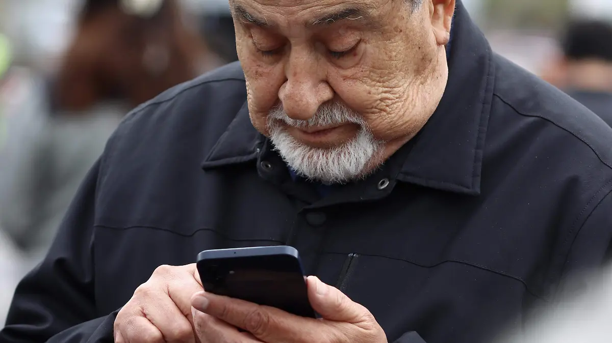 Personas con Celulares Texteando LOVERA-27