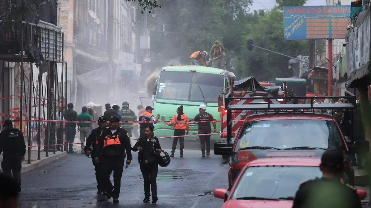 Fachada del Centro Histórico colapsa y daña a un microbús