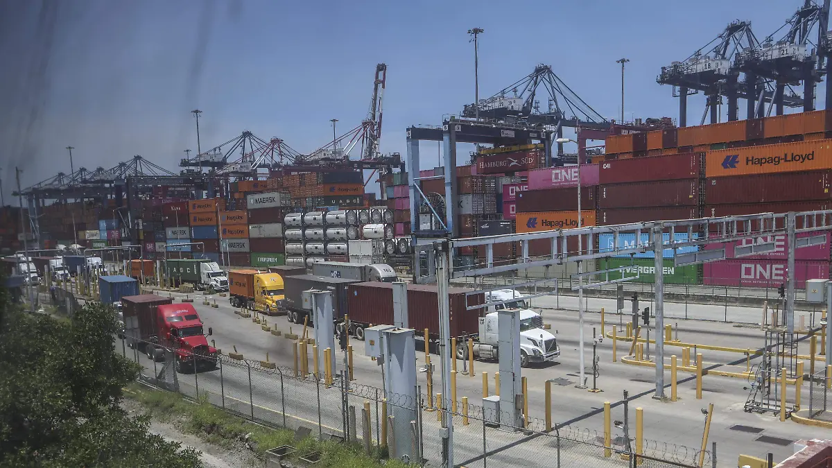 Empresas se reinventan tras freno a permisos de importación de combustibles
