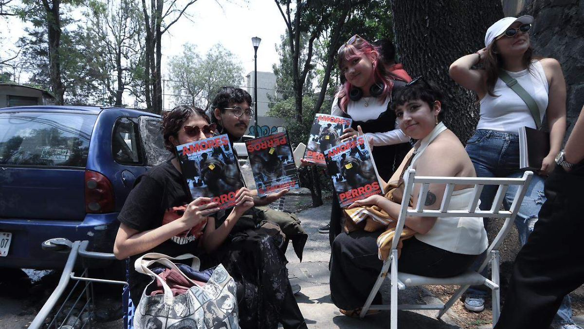 Firma de libros de González Iñárritu termina en caos por falta de control