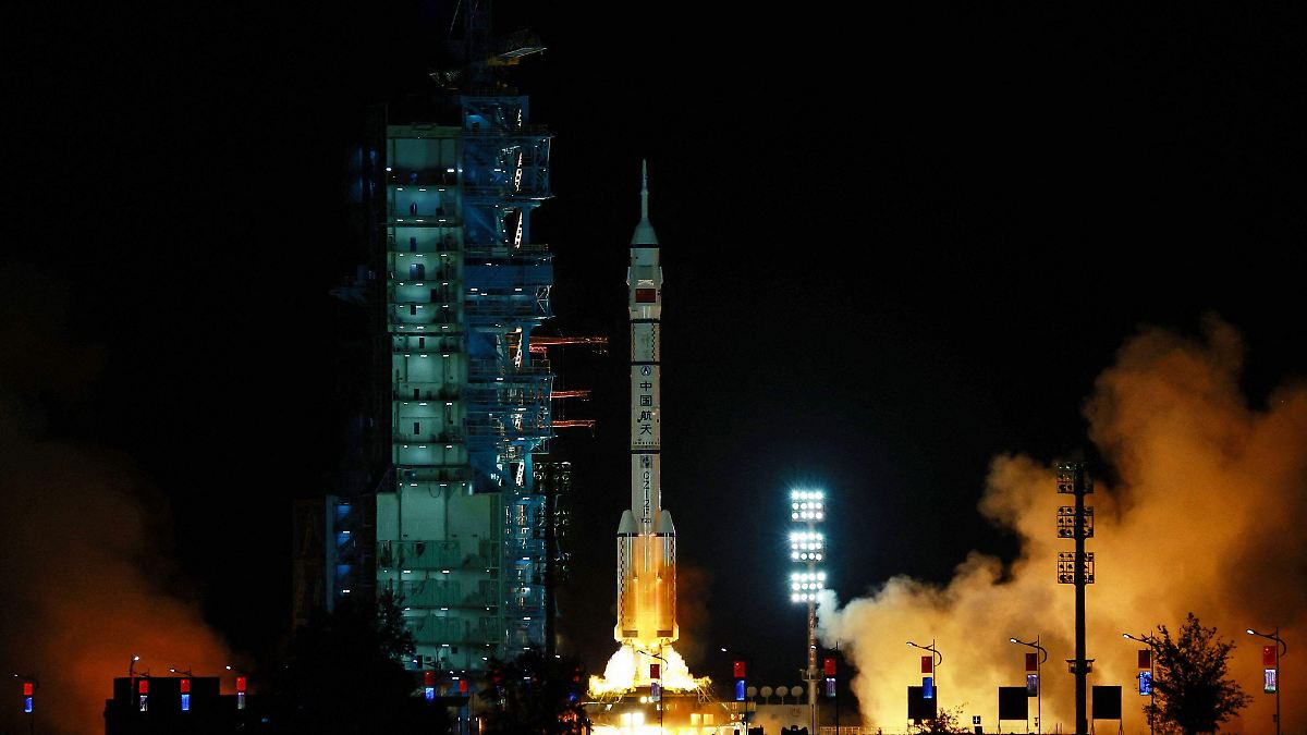 China lanza astronauta a misión espacial de un año rumbo a la Luna