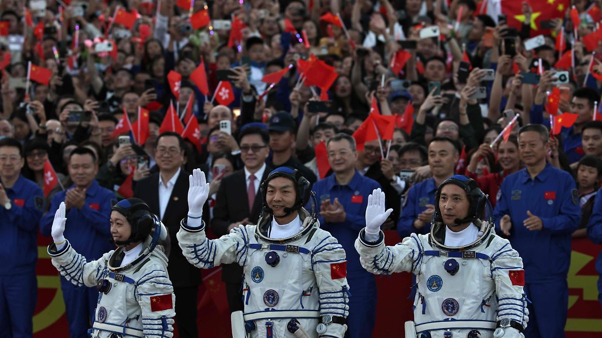 CHINA LANZA SU PROPIA LUNA: ¿ADIÓS A LA NASA?