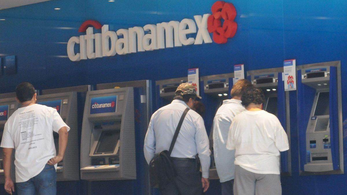 LEGISLADORES BUSCAN FRENAR ABUSOS BANCARIOS