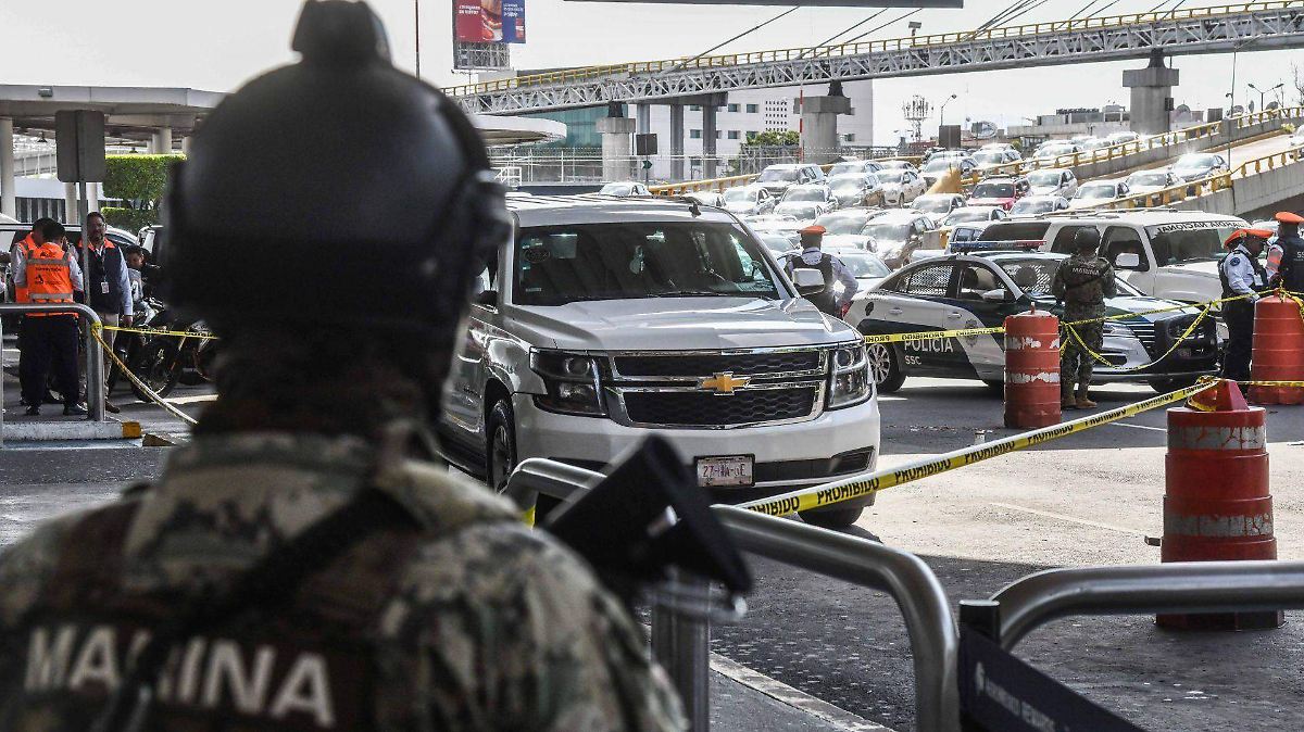 CAOS EN EL AICM: INCENDIO EN UNIDAD NAVAL DEJA MARINOS HERIDOS