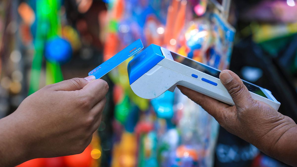 Mexicanos reducen gasto con tarjeta de crédito en primer trimestre