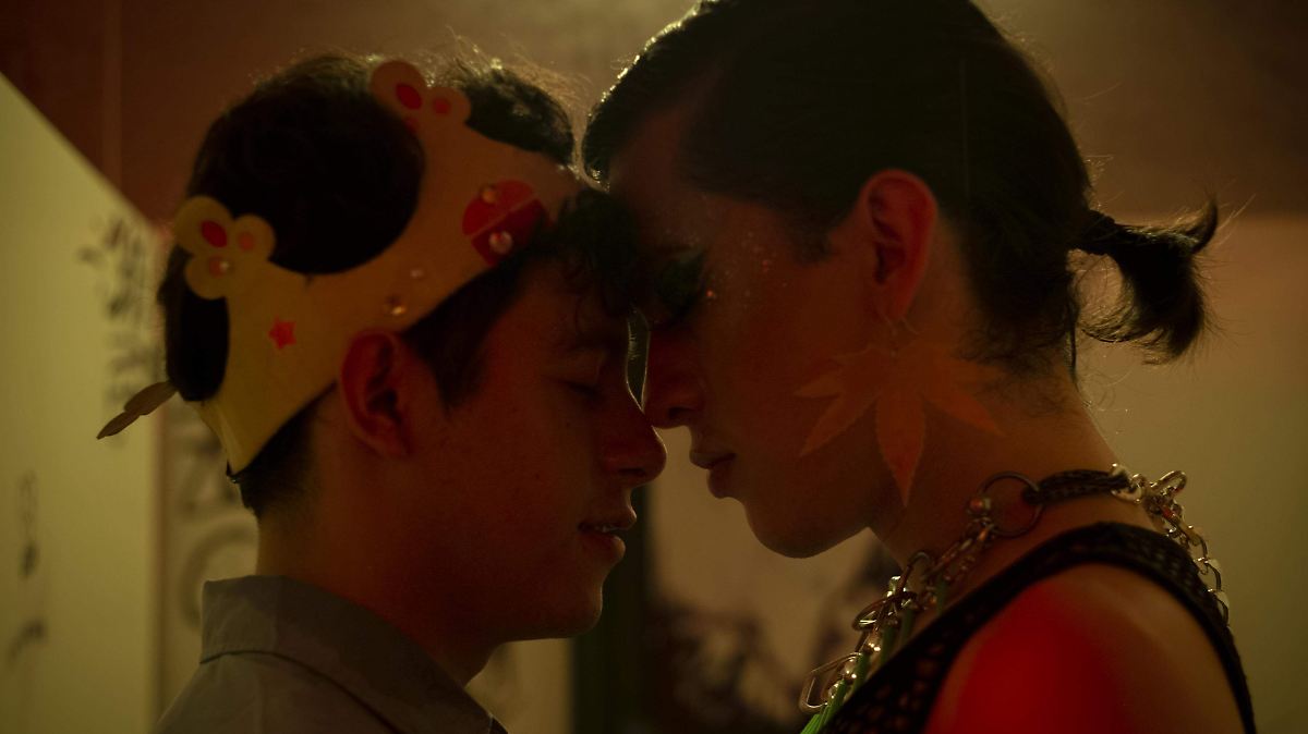 Cineasta mexicano explora la juventud queer en su ópera prima