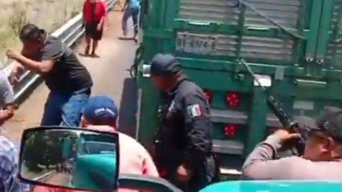 ALCALDE DE MITLA HUYE TRAS BALACERA CONTRA MAESTROS