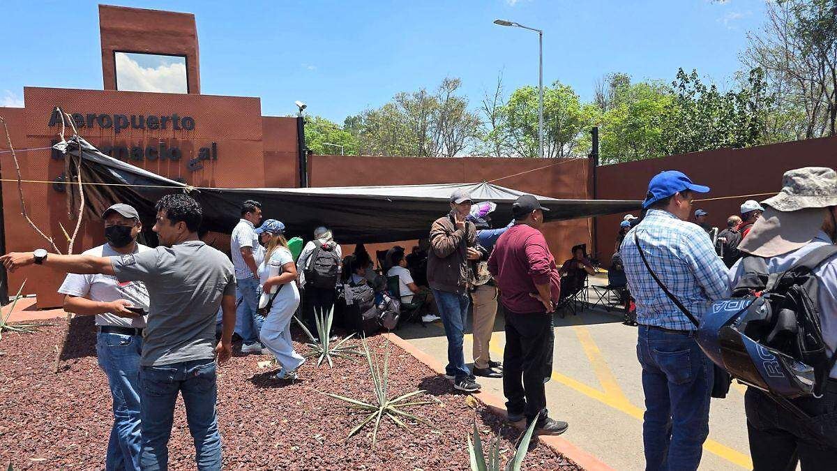 ¡CAOS EN OAXACA! MAESTROS TOMA AEROPUERTO Y BLOQUEAN PEMEX