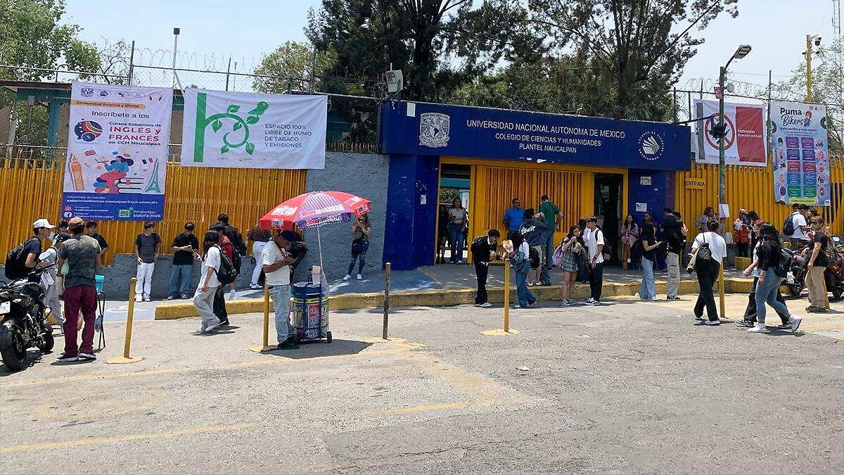 ALUMNOS DE LA UNAM SE ARRASTRAN EN PREPARATORIA