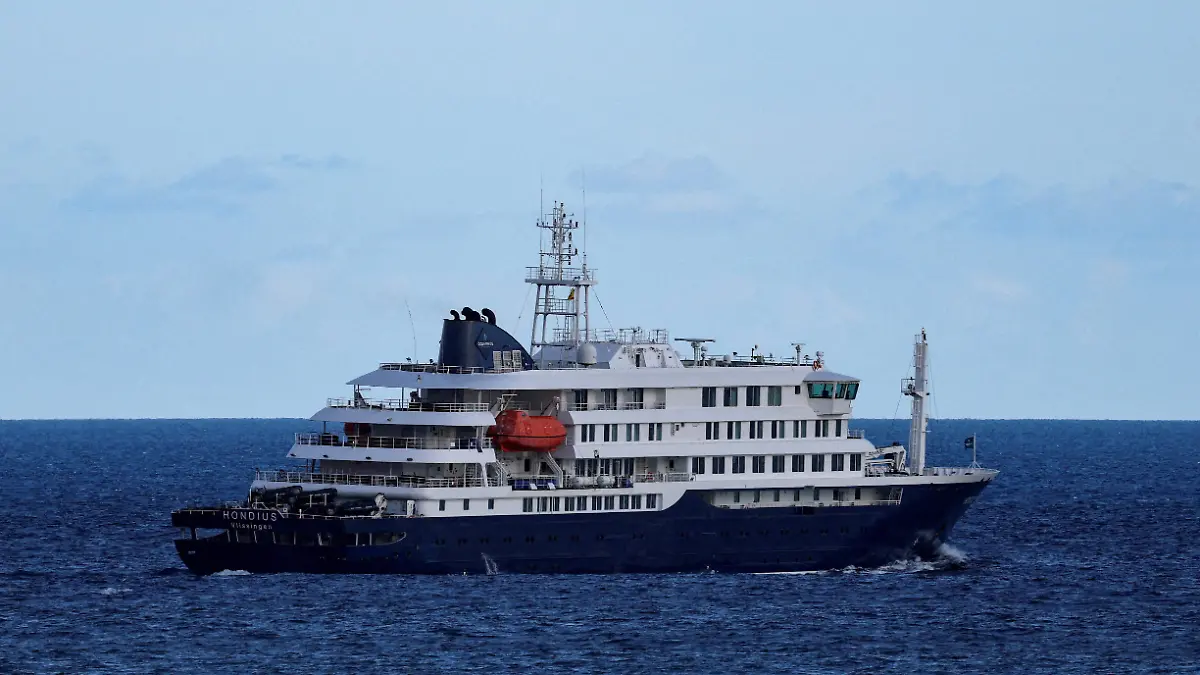 2026-05-22T074035Z_1854591600_RC267LAUOV65_RTRMADP_3_CRUISESHIP-HANTAVIRUS-AFRICA