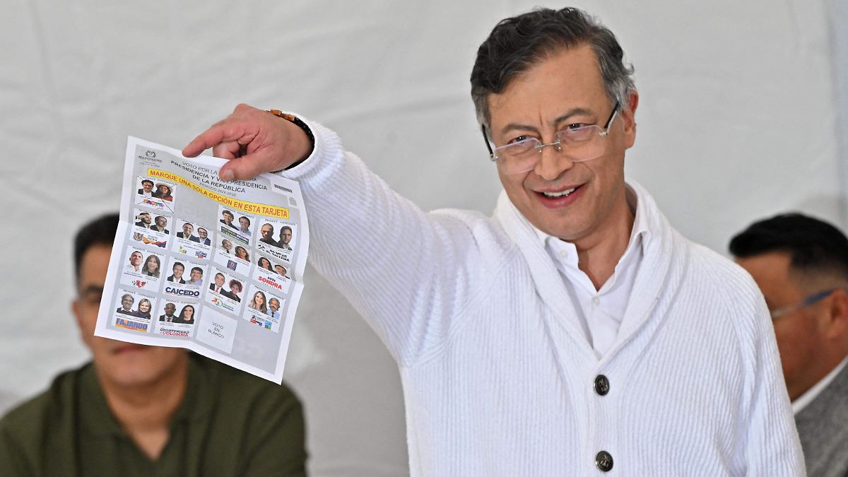 PETRO EJERCE SU VOTO; COLOMBIA DECIDE SU FUTURO
