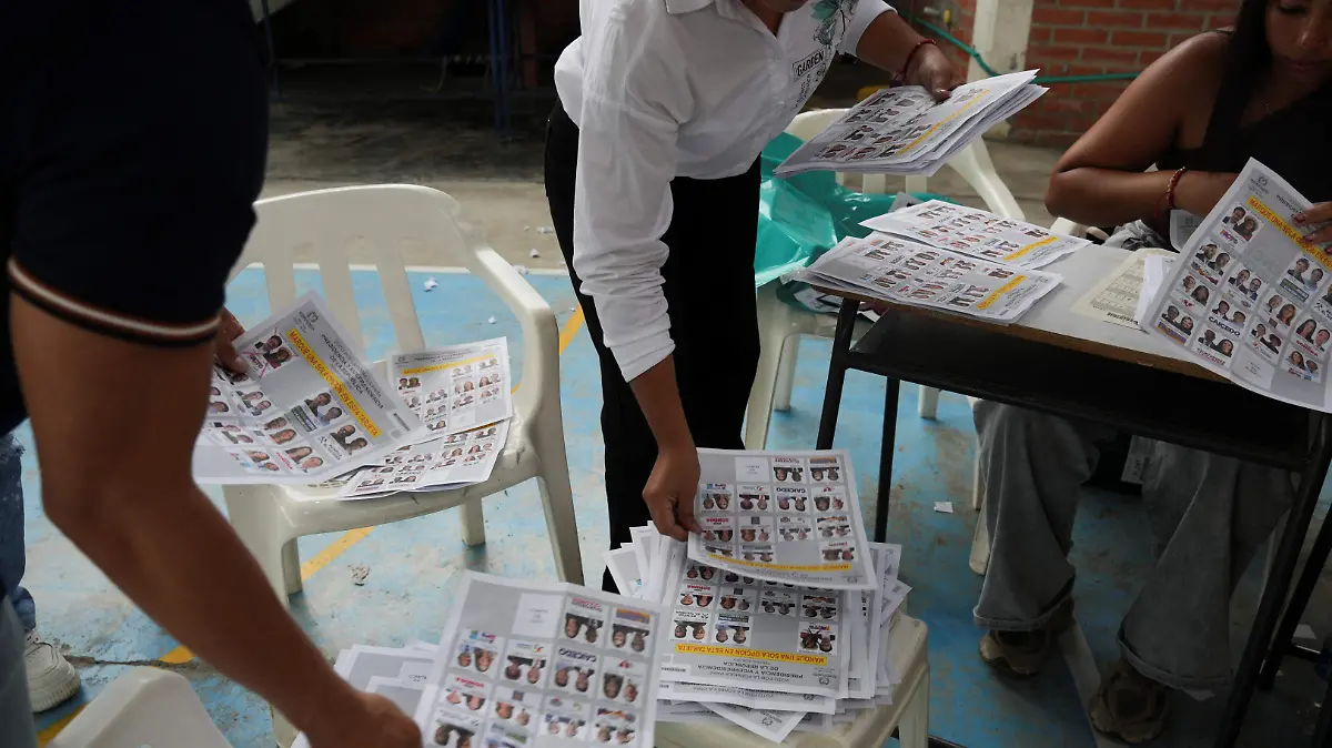 2026-05-31T215239Z_1724344056_RC2LKLA0T0G2_RTRMADP_3_COLOMBIA-ELECTION