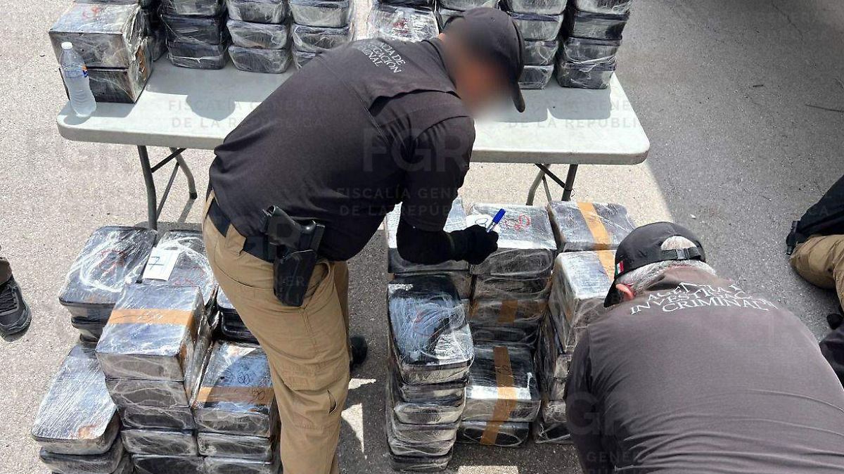 CAEN 916 KILOS DE METANFETAMINA OCULTOS EN JÍCAMAS