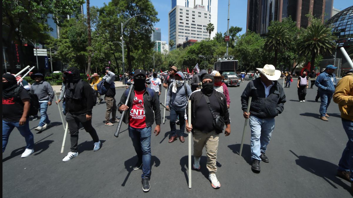 MAESTROS ROMPEN CERCO POLICIAL EN CDMX