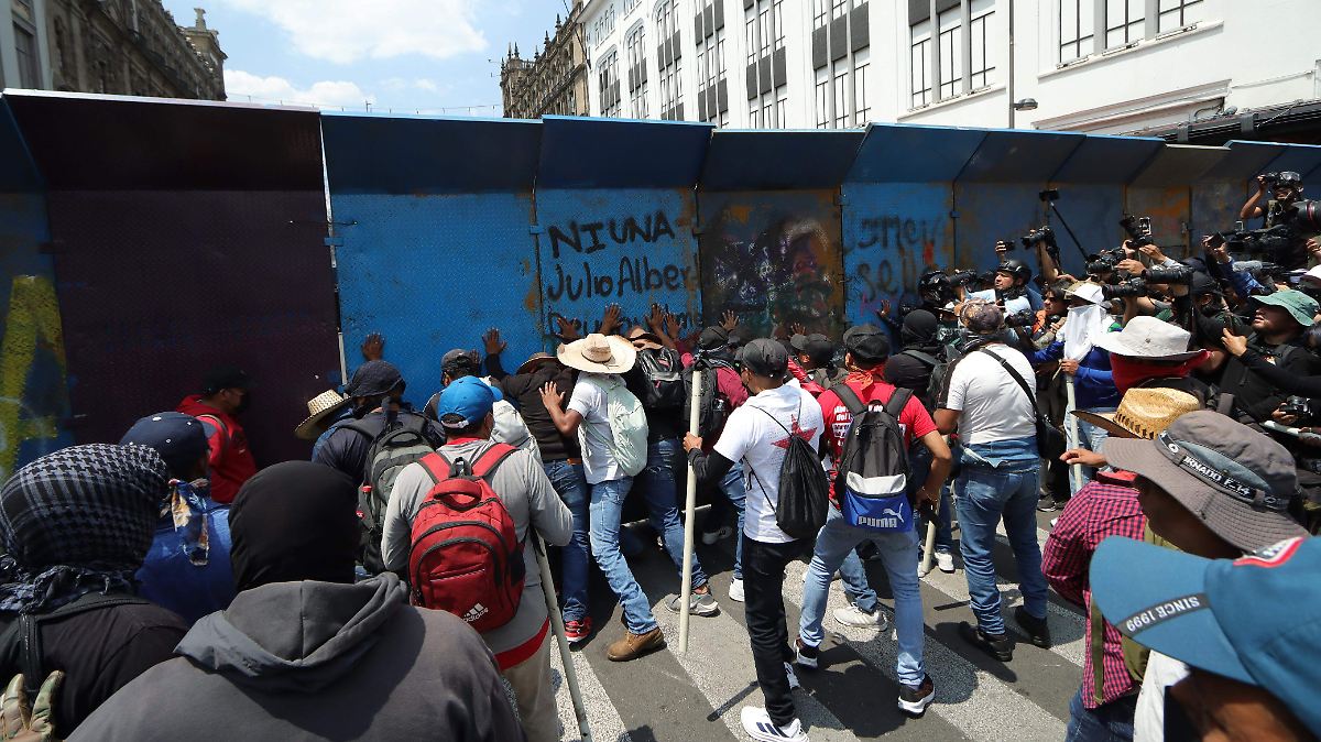 VIOLENCIA EN EL ZÓCALO: CNTE DESATA CAOS; PROFESORES HERIDOS
