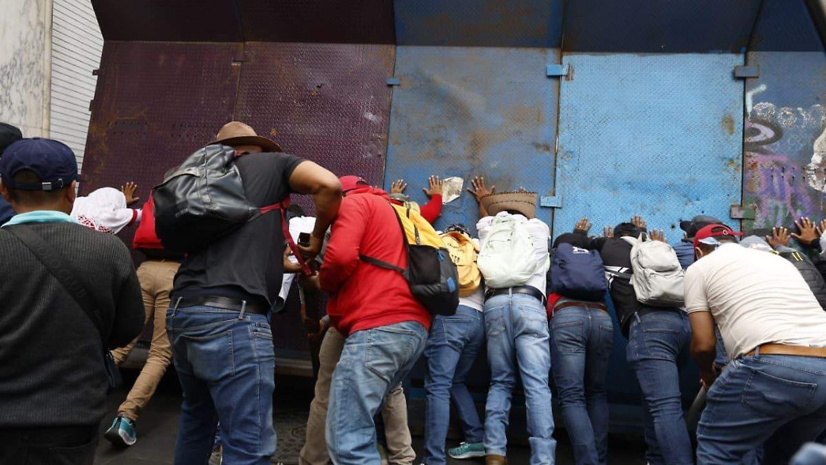 PROFESOR PIERDE UN OJO POR BALA DE GOMA; CNTE ACUSA NEGLIGENCIA DEL ISSSTE
