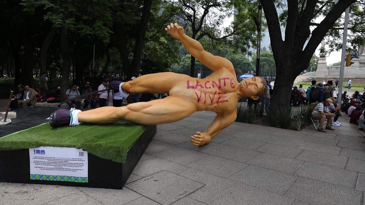 ¡CAOS EN REFORMA! CNTE DESATA FURIAS CONTRA ESCULTURAS DEL MUNDIAL