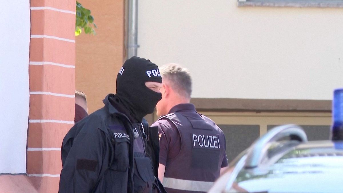 ¡LOCO SUELTO! VETERANO AMARRA BOMBAS A REHENES EN EU