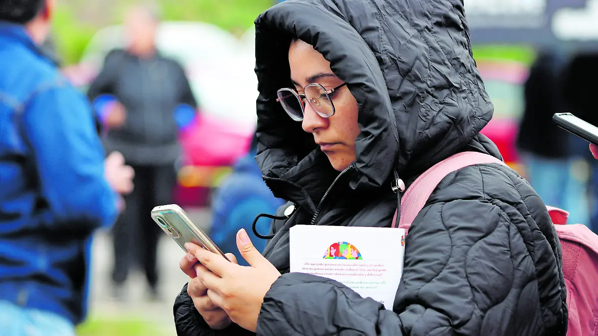 Personas con Celulares Texteando LOVERA-22_CMYK