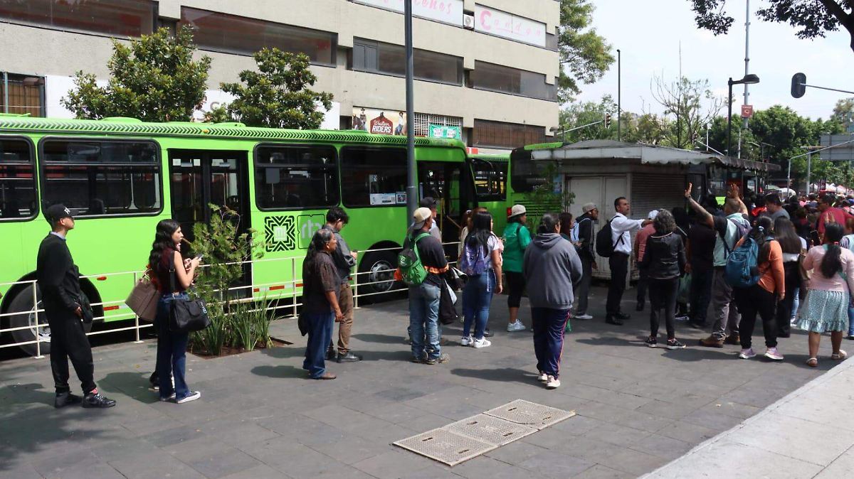 CNTE BLOQUEA RUTAS CLAVE; USUARIOS, ATRAPADOS