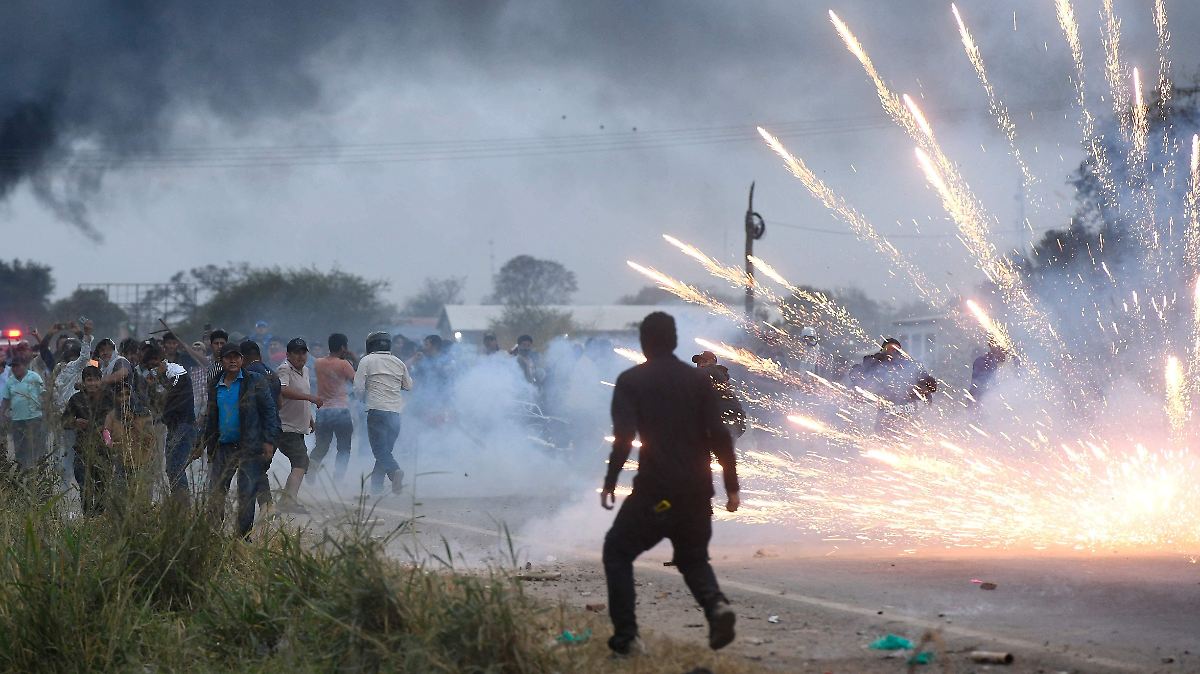 CAOS EN BOLIVIA: VIOLENCIA Y ESCARCEZ POR BLOQUEOS