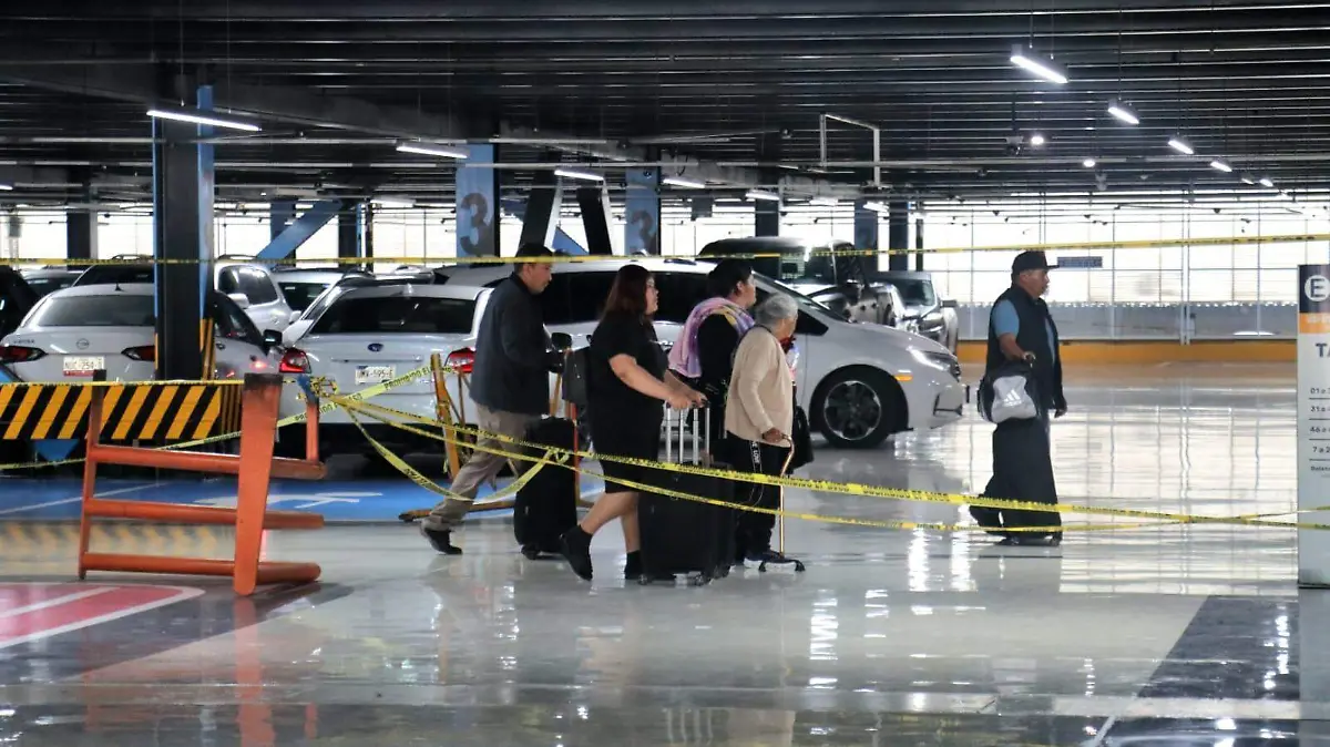 ESTACIONAMIENTO PARCIALMENTE CERRADO EN EL AICM omar flores (6)